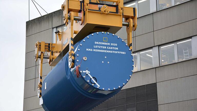 Der letzte Castor mit Brennelementen ist am Dienstag aus dem AKW Grafenrheinfeld geholt und ins benachbarte Zwischenlager gebracht worden. Damit kann der Rückbau im Herz der Anlage starten. Der letzte Castor mit Brennelementen ist am Dienstag aus dem AKW Grafenrheinfeld geholt und ins benachbarte Zwischenlager gebracht worden. Damit kann der Rückbau im Herz der Anlage starten.