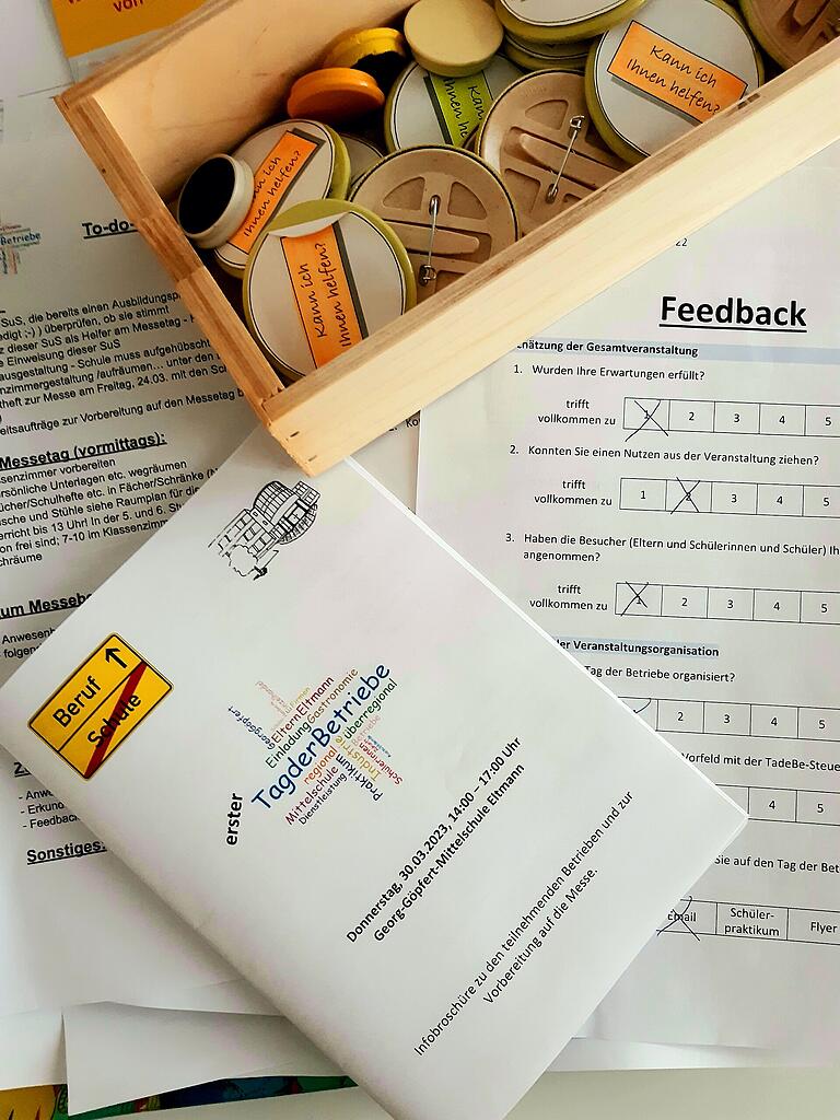 Die Georg-Goepfert-Mittelschule Eltmann lud zum &quot;Tag der Betriebe&quot; aus dem näheren Umfeld Firmen ein.  Gekommen sind 30 Betriebe aus den Bereichen Dienstleistung, Industrie, Handwerk, Einzelhandel, Hotel und Gastronomie sowie Soziales - und ein Betonpumpenfahrzeug eben.