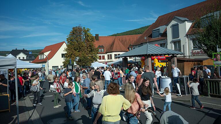 Ein herrlicher Altweibersommertag und das Angebot der Geschäftsleute und Fieranten zog knapp 4000 Besucher zum Michaelsmarkt nach Burgsinn.