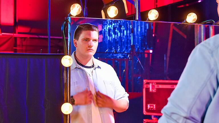 Valentin Schöppner trat bei 'The Voice of Germany' auf Sat 1 an. Das Foto zeigt ihn kurz vor seinem Auftritt. Valentin Schöppner trat bei 'The Voice of Germany' auf Sat 1 an. Das Foto zeigt ihn kurz vor seinem Auftritt.