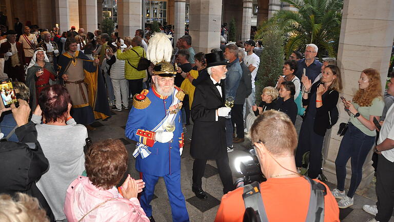 Rakoczy 2024: Rosenball-Polonaise mit den historischen Persönlichkeiten.       -  Rakoczy 2024: Rosenball-Polonaise mit den historischen Persönlichkeiten.