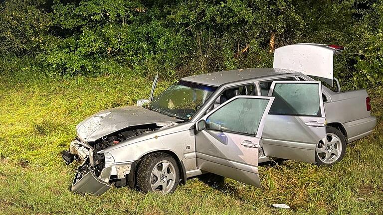 Am späten Dienstagabend kam auf der Abfahrt der B 286 bei Unterspiesheim ein Auto von der Fahrbahn ab. Der Fahrer flüchtete spurlos von der Unfallstelle.