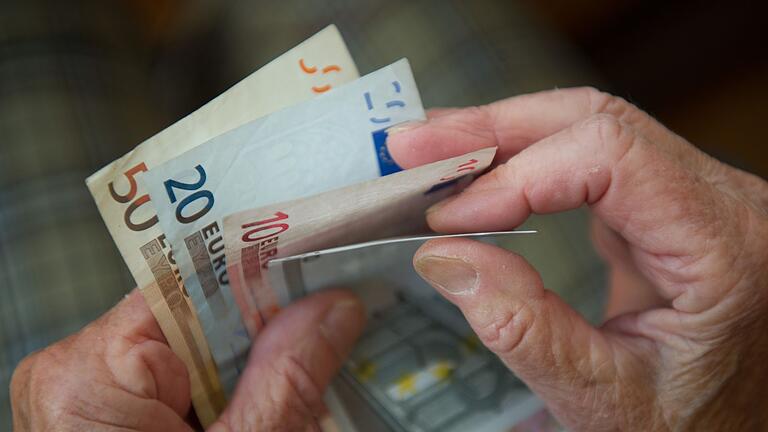 Rentenerhöhung: Zahlung kommt spätestens Ende Juli - Den Älteren in Deutschland soll das Geld nicht ausgehen - doch wer zahlt dafür? (Archivbild) Rentenerhöhung: Zahlung kommt spätestens Ende Juli - Den Älteren in Deutschland soll das Geld nicht ausgehen - doch wer zahlt dafür? (Archivbild)