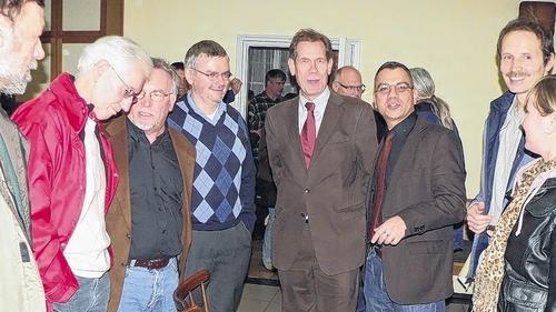 Im Gespräch mit den Bürgern: Geschäftsführer Thomas Bader (Vierter von links) und der Leiter der Einrichtung, Robert Soto-Löwenthal (Fünfter von links).