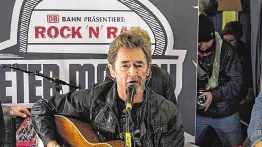 Konzert in der Eisenbahn: Peter Maffay auf der Bühne im Intercity Kiel-Nürnberg.