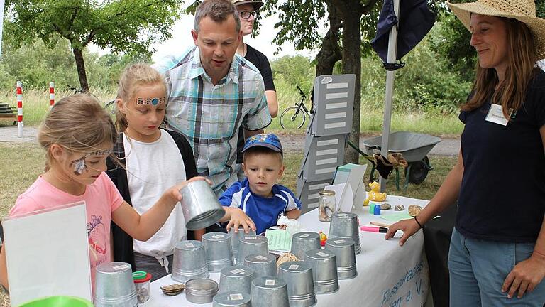 en Main entdeckten spielerisch (von links) Solice, Lena und Emil am Stand von Kooperationspartner &bdquo;Flussparadies Franken&ldquo; bei Kim Kropfelder. Auch Emils Papa Jürgen Männling lernte noch einiges dazu.