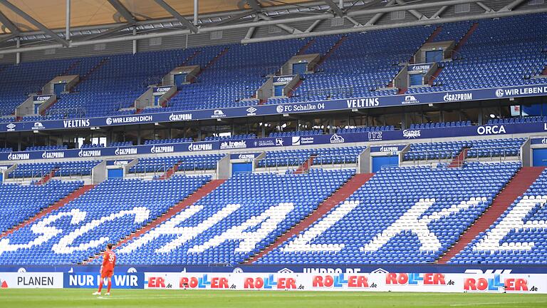 Großes Stadion, aber leer: Pokal-Atmosphäre wird es im Corona-Jahr nicht geben, wenn der FC Schalke 04 am Sonntag vor maximal 300 Zuschauern auf den FC 05 Schweinfurt trifft. 1991, als die Nullfünfer, damals noch im Parkstadion, in der 2. Liga auf Schalke gastiert hatten, waren 30300 Fans da.