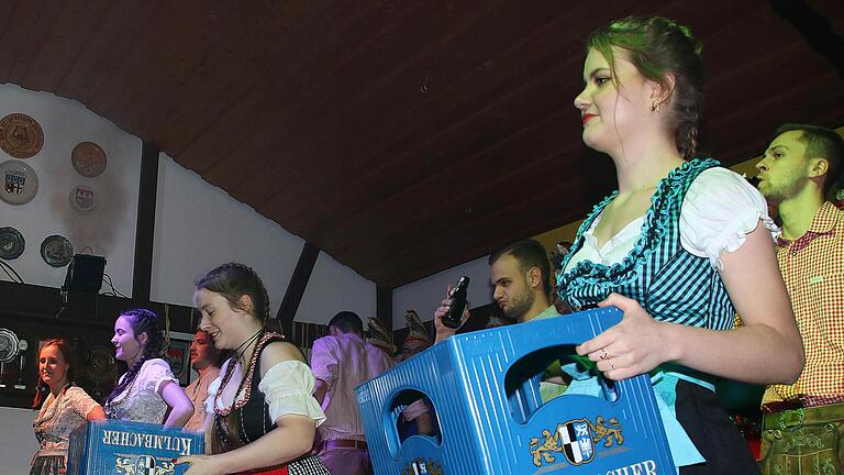 Die Bierkastenpolka verlangte von den jungen Damen und Herren einiges an Kraft.       -  Die Bierkastenpolka verlangte von den jungen Damen und Herren einiges an Kraft.