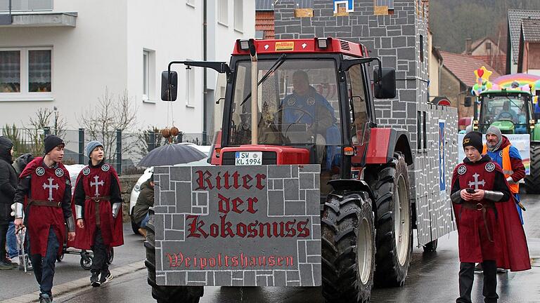 Auch die Ritter der Kokosnuss mit Burg nahmen am Faschingsumzug durch Üchtelhausen teil.