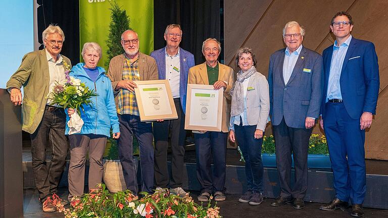 Preisträger der Naturschutzmedaille (von links): Richard Mergner, Erwin und Monika Scheiner, Peter Rottner, Armin Amrehn, Beate Rutkowski (stellvertretende BN-Landesvorsitzende), Hubert Weiger (Ehrenvorsitzender), Martin Heilig (Umweltreferent und zweiter Bürgermeister von Würzburg).