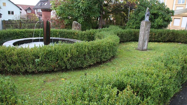 Der Buchs um den Brunnen wird wohl wegen des Buchsbaumzünslers nicht mehr lange überleben. Ein neues Konzept wird deshalb gesucht. - Der Buchs um den Brunnen wird wohl wegen des Buchsbaumzünslers nicht mehr lange überleben. Ein neues Konzept wird deshalb gesucht. Der Buchs um den Brunnen wird wohl wegen des Buchsbaumzünslers nicht mehr lange überleben. Ein neues Konzept wird deshalb gesucht. - Der Buchs um den Brunnen wird wohl wegen des Buchsbaumzünslers nicht mehr lange überleben. Ein neues Konzept wird deshalb gesucht.