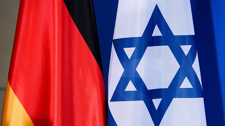 vor deutsch-israelischen Regierungskonsultationen       -  ARCHIV - Die Flaggen der Bundesrepublik Deutschland (l) und Israel stehen am 21.10.2015 im Kanzleramt in Berlin während einer gemeinsamen Pressekonferenz von Israels Ministerpräsident Netanjahu und Bundeskanzlerin Merkel nebeneinander. Foto: Rainer Jensen/dpa (zu dpa «Freundschaft in Zeiten des Stillstands - Netanjahu in Berlin» vom 15.02.2016) +++(c) dpa - Bildfunk+++ | Verwendung weltweit