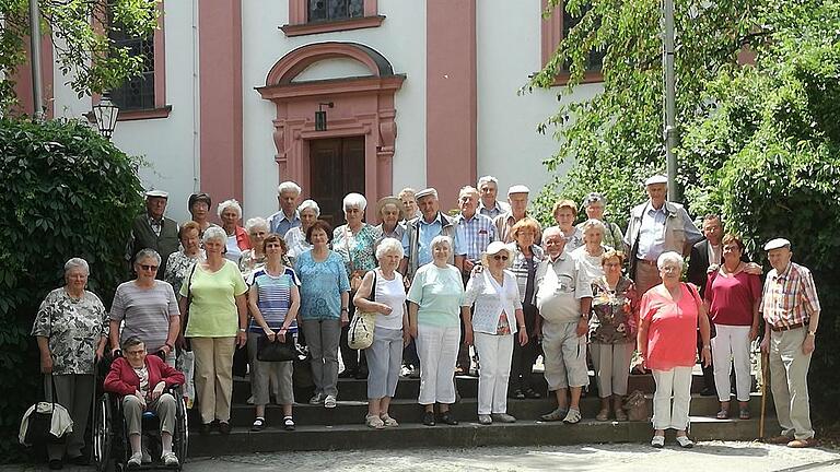 Seniorenausflug nach Veitshöchheim       -  (mhk)   Am Freitag fand ein gemeinsamer Ausflug aller Senioren der Pfarreiengemeinschaft &bdquo;Hl. Geist im Spessartgrund&ldquo; nach Veitshöchheim statt. Mit dem Bus angekommen, feierten sie mit Pfarrer Alexander Eckert einen Gottesdienst in der St.-Vitus-Kirche. Nach dem Mittagessen führte sie der Pfarrer durch den nebenan gelegenen Hofgarten, der alle beeindruckte. Bei einem Eis kühlten sich die Teilnehmer etwas ab, um dann zur Anlegestelle der Personenschifffahrt am Main zu marschieren. Von dort aus fuhr das Schiff nach Würzburg zum Alten Kranen, wo der Bus sie wieder nach Hause brachte. Zur Schlussrast kehrten die Ausflügler in einem Helmstadter Gasthaus ein. Alle stiegen zufrieden und dankbar aus dem Bus und regten an, dass eine solche gemeinsame Aktion bald wiederholt werden sollte. Die Leitung des Ausfluges hatte Waltraud Reinstein, die zur Koordinatorin aller drei Seniorenkreise berufen wurde.