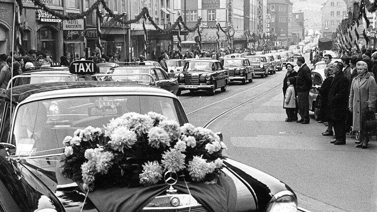 Über 200 Taxis gaben dem Würzburger Taxifahrer Eduard Wehnert 1966 das letzte Geleit. Tausende Würzburger Bürger säumten die Straßen der Innenstadt.&nbsp;