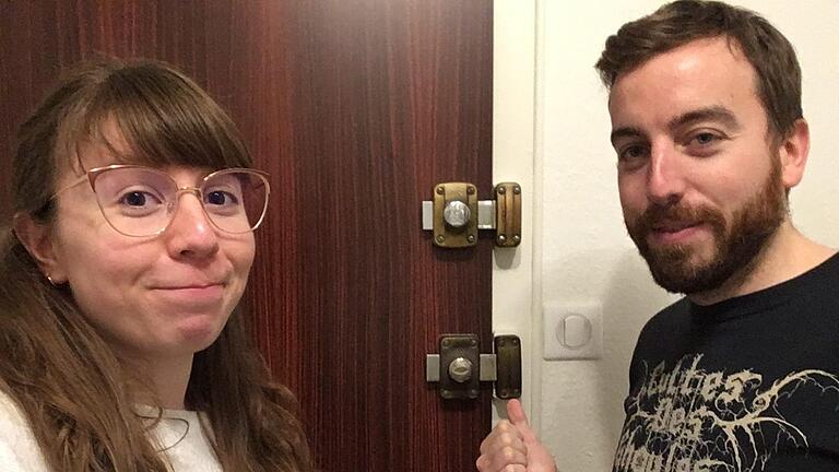 Elisa Keul und ihr Freund Hippolyte Mallecourt vor der symbolisch abgeschlossenen Wohnungstür in Straßburg. Foto: Selfie Elisa Keul       -  Elisa Keul und ihr Freund Hippolyte Mallecourt vor der symbolisch abgeschlossenen Wohnungstür in Straßburg. Foto: Selfie Elisa Keul