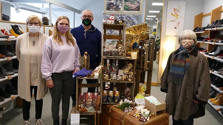 Waltraud Balling (rechts) von der Eine-Welt-Gruppe Mellrichstadt ist erfreut darüber, dass sich Christine und Hans Georg Link mit Tochter Katharina bereit erklärt haben, einen kleinen weihnachtlichen Verkaufsstand in ihrem Laden einzurichten Waltraud Balling (rechts) von der Eine-Welt-Gruppe Mellrichstadt ist erfreut darüber, dass sich Christine und Hans Georg Link mit Tochter Katharina bereit erklärt haben, einen kleinen weihnachtlichen Verkaufsstand in ihrem Laden einzurichten