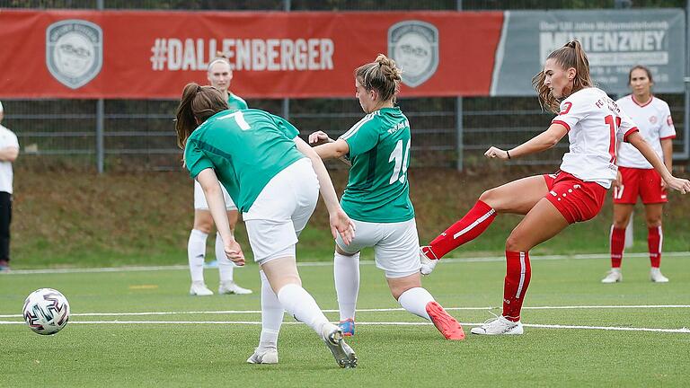 Sophia Klärle (rechts) zieht aus 15 Metern ab und erzielt das zweite Tor für die Würzburger Kickers im Heimspiel gegen Bad Aibling.