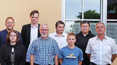 Die Abschlussschüler und -schülerinnen der Saaletal-Schule Hammelburg mit den Lehrkräften Klaus Wagner (links) und Holger Claßen (rechts) sowie dem Leiter der Außenstelle, Konrektor Joachim Wehner       -  Die Abschlussschüler und -schülerinnen der Saaletal-Schule Hammelburg mit den Lehrkräften Klaus Wagner (links) und Holger Claßen (rechts) sowie dem Leiter der Außenstelle, Konrektor Joachim Wehner