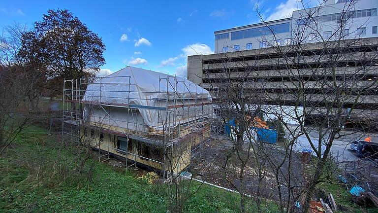 Derzeit ist die Baustelle für den Umbau des sogenannten Moeno-Hauses der Schweinfurter Studentenverbindung 'Moeno Ripuaria' hinter dem Rückert-Zentrum gestoppt. Im Januar entscheidet der Bauausschuss über den neuen Bauantrag.