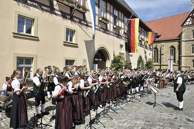 Seit vielen Jahren gestaltete Klaus Rambacher mit seiner Kapelle das Standkonzert am Pfingstsonntag auf dem Marktplatz in Königsberg.