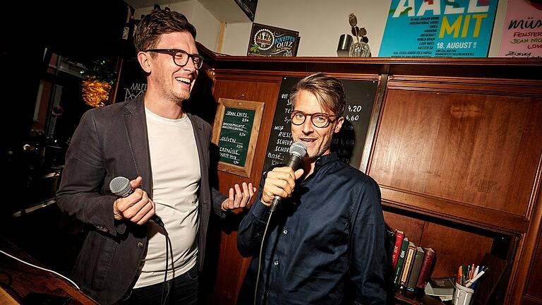 Am Dienstag, 1. Oktober, kommt Quizmaster Tom Zimmermann (links) in die Stadtbibliothek nach Marktheidenfeld. Er ist zusammen mit seinem Kollegen Darren Grunddorf (rechts) in ganz Deutschland für das unterhaltsame Kneipenquiz bekannt, von dem es auch eine Brettspiel-Version gibt.