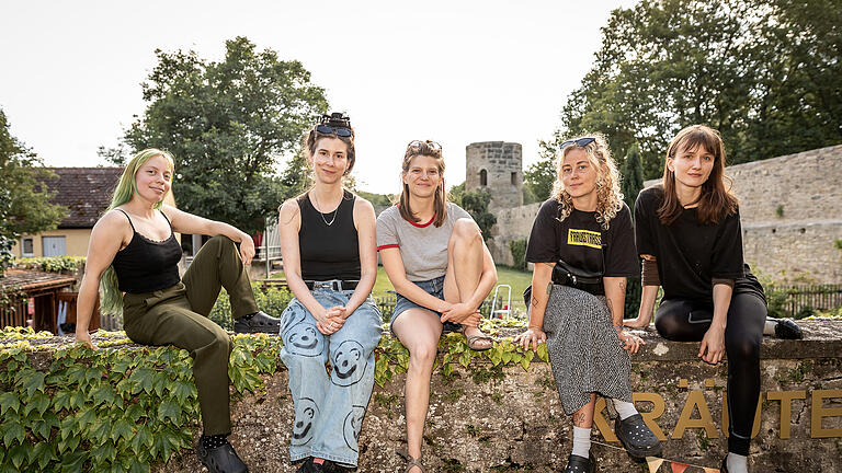 Die Künstlerinnen Julie de Kazel, Nora Wolf, Claire Ebendinger, Diana Galli und Iris Böhnlein stellen am Donnerstag 08.08.24 im Ort Aub ihre Kunst vor. &quot;Vom Erspüren der Spuren&quot;: Wie 5 Frauen aus ganz Europa die Geschichte Aubs in die Gegenwart holen*Fünf Künstlerinnen aus Wien, Brüssel, Halle und München holen mit der Ausstellung &quot;Vom Erspüren der Spuren&quot; die Geschichte der unterfränkischen Kleinstadt Aub in die Gegenwart. In ihrer Vernissage, welche vom 09.08.-27.09.2024 von der &quot;galaxieoffgalerie&quot; kuratiert in Aub stattfindet, versuchen sie historische Fakten sowie die Atmosphäre des Ortes durch verschiedene Medien, Materialien und Ausdrucksformen den Besuchern und Besucherinnen näher zu bringen.