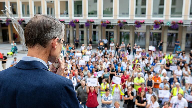 Sein Auftritt bei der Kundgebung im Rathaus-Innenhof, bei der Betroffene gegen die Schließung des Josef-Krankenhauses in Schweinfurt protestierten, brachte Oberbürgermeister Sebastian Remelé viel Kritik ein.