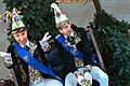 Das Schweinfurter Prinzenpaar Thorsten Schmälzle und Frank Fischer (rechts) üben schonmal Bonbon-Werfen für den Faschingszug am Faschingsdienstag.&nbsp;&nbsp;