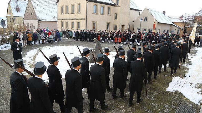 Über 100 Menschen, von den Männern der Bürgerwehr, der Musikkapelle und der Feuerwehr, die absperrt, beteiligen sich jedes Jahr am Sebastiani-Gelübde. Das Bild ist im Jahr 2024 entstanden. Über 100 Menschen, von den Männern der Bürgerwehr, der Musikkapelle und der Feuerwehr, die absperrt, beteiligen sich jedes Jahr am Sebastiani-Gelübde. Das Bild ist im Jahr 2024 entstanden.
