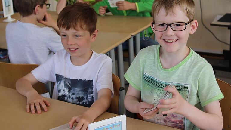 Schafkopfen auf dem Stundenplan: Die Schüler der Grundschule Langenprozelten sind mit Begeisterung dabei.