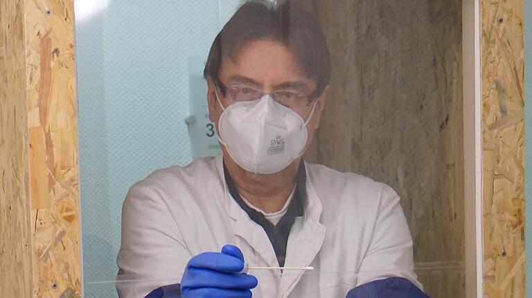 Der Grafenrheinfelder Hausarzt Jürgen Schott nimmt Corona-Abstriche in einer eigens gebauten Corona-Box. Bei ihm bekomme jeder den Test, 'er muss nur aus Bayern sein'.