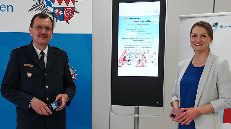 Unterfrankens Polizeipräsident Gerhard Kallert und Digitalministerin Judith Gerlach (CSU) bei der Vorstellung des Präventionsprogramms 'Dein Smartphone – deine Entscheidung' in Aschaffenburg. Unterfrankens Polizeipräsident Gerhard Kallert und Digitalministerin Judith Gerlach (CSU) bei der Vorstellung des Präventionsprogramms 'Dein Smartphone – deine Entscheidung' in Aschaffenburg.