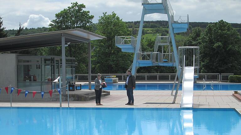 Geschäftsführerin der Stadtwerke, Anja Binder (l.) und Bäderbetriebsleiter Edgar Beck bei der Vorbereitung zur Öffnund des Schwimmbades am Dienstag, 1. Juni. - Geschäftsführerin der Stadtwerke, Anja Binder (l.) und Bäderbetriebsleiter Edgar Beck bei der Vorbereitung zur Öffnund des Schwimmbades am Dienstag, 1. Juni. Geschäftsführerin der Stadtwerke, Anja Binder (l.) und Bäderbetriebsleiter Edgar Beck bei der Vorbereitung zur Öffnund des Schwimmbades am Dienstag, 1. Juni. - Geschäftsführerin der Stadtwerke, Anja Binder (l.) und Bäderbetriebsleiter Edgar Beck bei der Vorbereitung zur Öffnund des Schwimmbades am Dienstag, 1. Juni.
