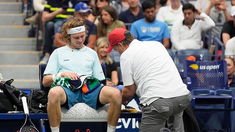 ATP-Tour - US Open       -  Andrej Rubljow wird bei seinem US-Open-Aus an der linken Hand behandelt. Zuvor hatte er mit seinem Schläger auf diese geschlagen.