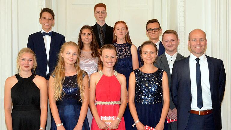 Die zehn besten Absolventen des Entlassjahrganges 2018 der Staatlichen Realschule Bad Kissingen (v.l.): Kristin Mützel, Leo Rottenberger, Hanna Gensler, Jana Klein, Elena Rottenberger, Dominik Traub, Paula Kirchner, Christina Koch, Jan Reiswich, Jan Wolf mit dem  stellvertretenden Schulleiter Christian Schmitt. Foto: Peter Rauch       -  Die zehn besten Absolventen des Entlassjahrganges 2018 der Staatlichen Realschule Bad Kissingen (v.l.): Kristin Mützel, Leo Rottenberger, Hanna Gensler, Jana Klein, Elena Rottenberger, Dominik Traub, Paula Kirchner, Christina Koch, Jan Reiswich, Jan Wolf mit dem  stellvertretenden Schulleiter Christian Schmitt. Foto: Peter Rauch