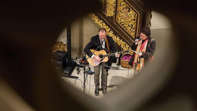 Wenn die Perspektive stimmt, sieht die Emporen-Balustrade in St. Johannis fast wie ein Herz aus. Beim Gottesdienst zum Valentinstag sangen Ursula Friedrich und Eberhard Fasel.&nbsp;