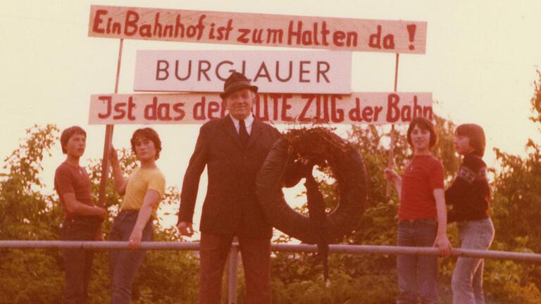 1978 wurde der Bahnhof von Burglauer geschlossen. Der damalige Bahnhofsvorsteher Bünd Lubber legte als Zeichen der Trauer einen Kranz am Bahnsteig nieder.