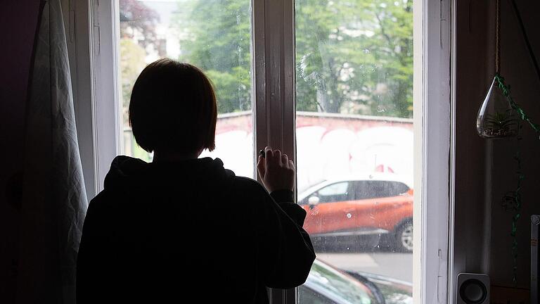 Eine Jugendliche schaut aus einem Fenster: Bei der Diözesanversammlung des BDKJ am Volkersberg wurde der Beschluss gefasst, Jugendarmut jetzt zu beenden.       -  Eine Jugendliche schaut aus einem Fenster: Bei der Diözesanversammlung des BDKJ am Volkersberg wurde der Beschluss gefasst, Jugendarmut jetzt zu beenden.