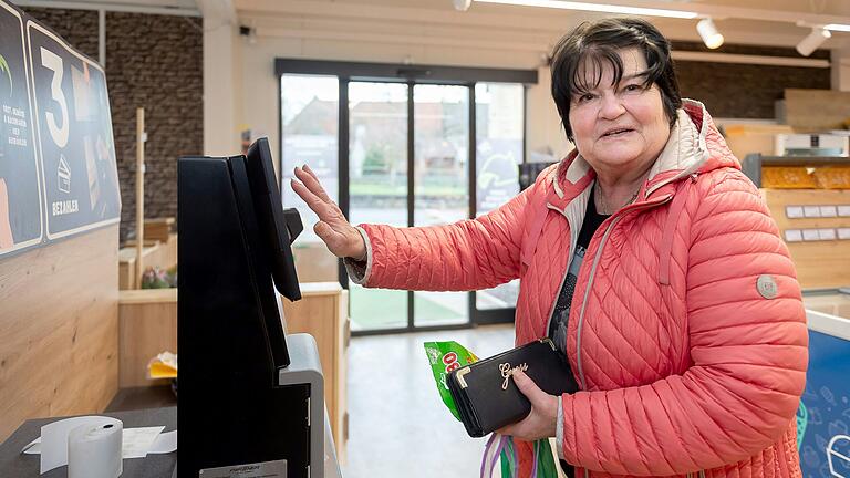 Ruth Reuter, die in Donnersdorf wohnt, geht regelmäßig im digitalen Kleinstsupermarkt 'Doasdörfer Lädla' in der Dorfmitte einkaufen. Dort findet sie laut eigener Aussage fast alles, was sie braucht.