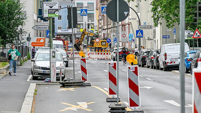 Aktuelle Bauarbeiten sollen genutzt werden, um die Koellikerstraße in Würzburg grundsätzlich neu zu gestalten. Die Pläne sorgten für lange Diskussionen im zuständigen Ausschuss des Stadtrats.