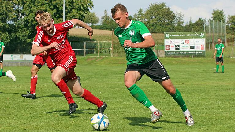 Patrick Helfrich (rechts, Archivbild von August 2023) ist seit eineinhalb Jahren Co-Spielertrainer des Fußball-Kreisklassisten FV Niederwerrn/Oberwerrn.