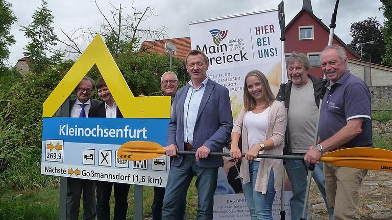 In Kleinochsenfurt wurde ein Gelbe-Welle-Schild für Wasserwanderer aufgestellt. V.l. Peter Doneis (Amt für ländliche Entwicklung), Allianzmanager Holger Becker, Joachim Beck (Stadtratsmitglied und Vorsitzender des Stadtmarketingvereins),Bürgermeister Peter Juks, Anne Derday (Leiterin Tourist-Info), Wilfried Höhne (Marketing-Agentur), Fritz Steinmann (Bürgermeister Sommerhausen).