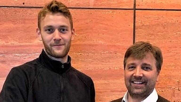 Neuer Torhüter für den FC 05: Luis Zwick (links, im Bild mit 05-Präsident Markus Wolf) kommt vom FSV Optik Rathenow.