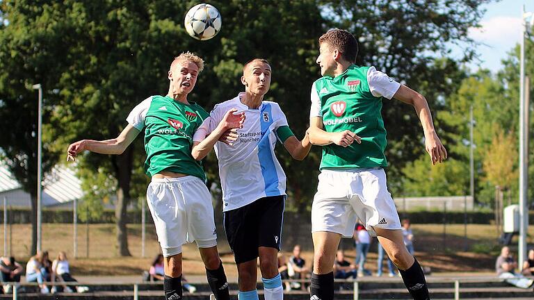 Mit vereinten Kräften: Die Schweinfurter Leon Feser (links) und Lino Schramm (rechts) versuchen, den Münchner Damjan Dordan beim Kopfball zu stören.