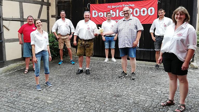 Stockheims Bürgermeister Martin Link (3. von rechts) beglückwünschte den ersten Vorsitzenden Michael Ludwig (4. von links) und die Vorstandschaft zum 20-jährigen Bestehen des FC Bayern-Fanclub 'Double 2000'.