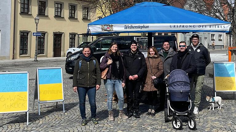 Infostand zur Ukrainehilfe des Aktionskreises Haßfurt Aktiv (AHA) im Rahmen der Zukunftsmesse in Haßfurt mit (von links) Birgit Kehrlein, Eva Kehrlein, Leo Rosa, Svitlana Dürnhöfer, Marco Tonin, Stefan Heinisch und Stephan Maisel.