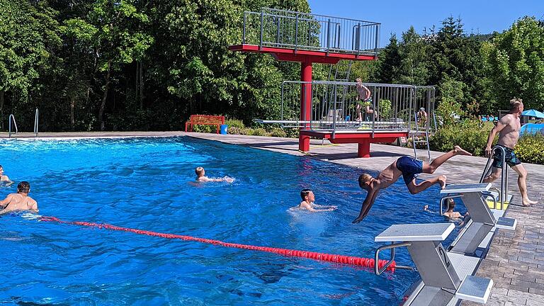 Sprung ins kühle Nass: Das Bischofsheimer Freibad zählte am Feiertag schon einen Besucherrekord für dieses Jahr.