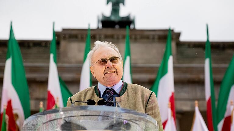 Eduard Lintner, früherer CSU-Bundestagsabgeordneter aus Münnerstadt (Lkr. Bad Kissingen), bei einer Kundgebung für den Aufstand und Widerstand der Bürger im Iran vor dem Brandenburger Tor im Sommer 2019. Jetzt wurde Anklage gegen ihn erhoben.        -  Eduard Lintner, früherer CSU-Bundestagsabgeordneter aus Münnerstadt (Lkr. Bad Kissingen), bei einer Kundgebung vor dem Brandenburger Tor im Sommer 2019. Jetzt wurde Anklage gegen ihn erhoben. 