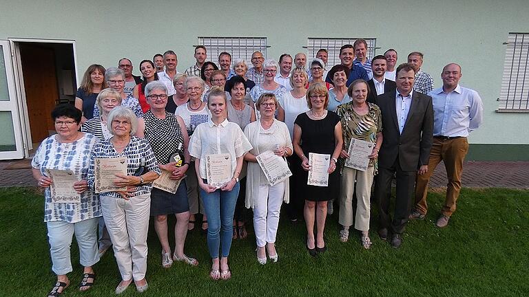 58 Mitglieder halten der DJK Burghausen seit 30 Jahren die Treue.