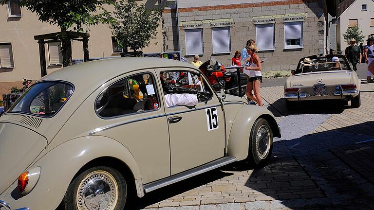 Oldtimertreffen auf dem Sulzthaler Dorfplatz.  Gerd Schaar       -  Oldtimertreffen auf dem Sulzthaler Dorfplatz.  Gerd Schaar